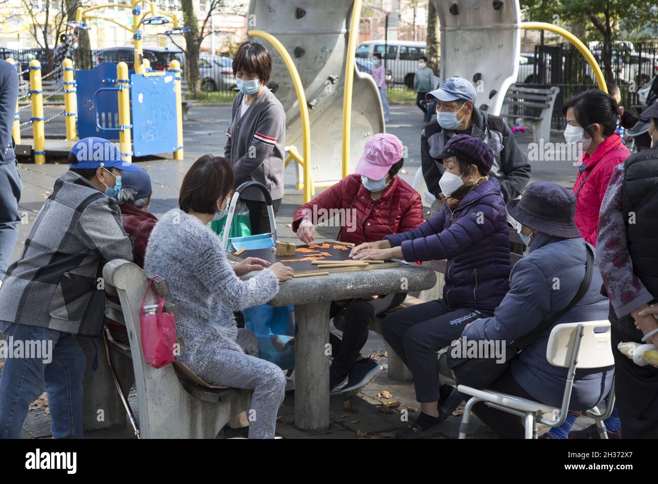 Chinesische Frauen spielen am Wochenende im Leif Ericson Park in Brooklyn, New York, zusammen ein Tischspiel. Stockfoto