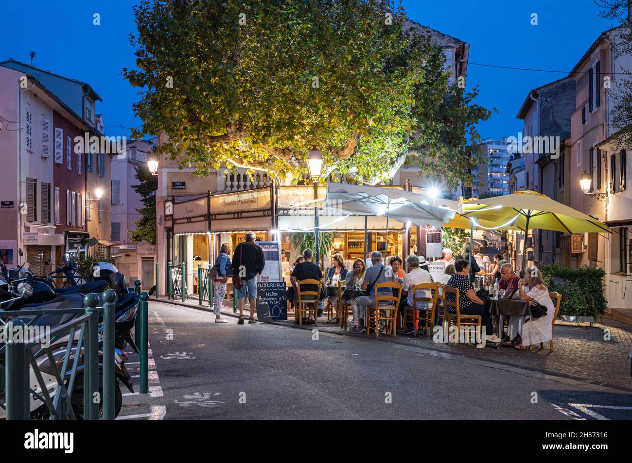 Ein Sommerabend in Sainte-Maxime mit Spaziergängen und Abendessen in den Restaurants des Badeortes an der Côte d'Azur Stockfoto