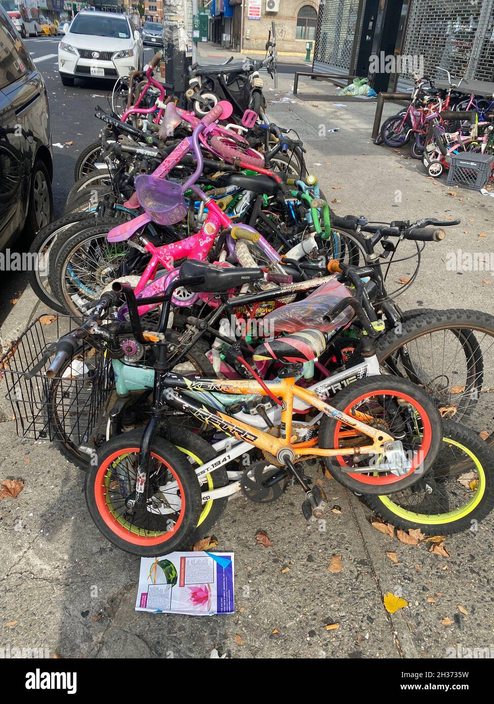 Stapel von zusammengeketteten Fahrrädern zum Verkauf auf dem Bürgersteig in Borough Park, Brooklyn, New York. Stockfoto
