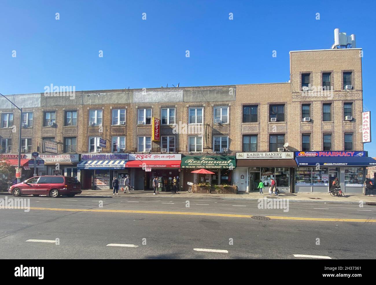 Kleine Unternehmen auf der Church Avenue spiegeln die multiethnische Zusammensetzung des Stadtteils Kensington in Brooklyn, New York, wider. Stockfoto