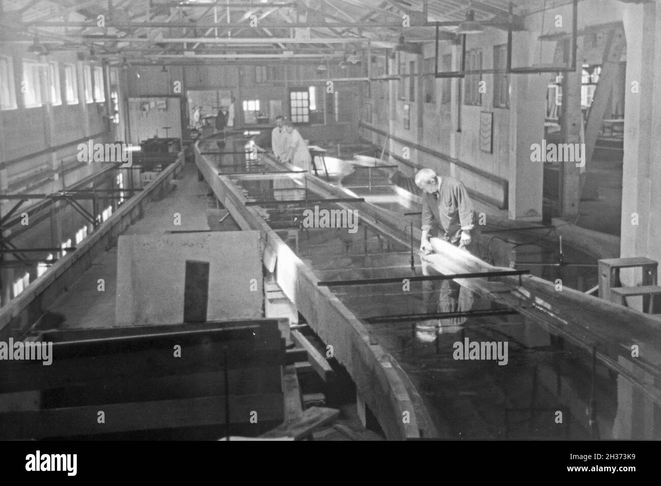 Bei den Mitarbeitern im Flußbau Laboratorium in Karlsruhe, Deutschland, 1930er Jahre. Mitarbeiter der River Engineering Laboratory in Karlsruhe, Deutschland 1930. Stockfoto