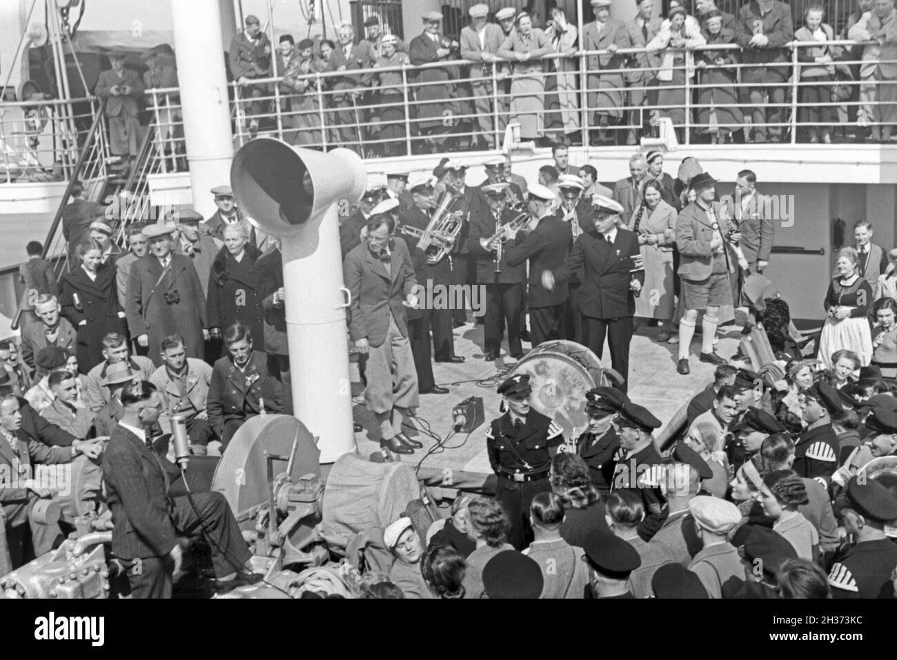 Passagiere auf der KdF-Nordlandfahrt / Pfalz mit dem Schiff "Wilhelm Gustloff", Deutschland 1930er Jahre. Passagier der Kreuzfahrt nach Norwegen mit dem KdF-Schiff "Wilhelm Gustloff", Deutschland 1930. Stockfoto