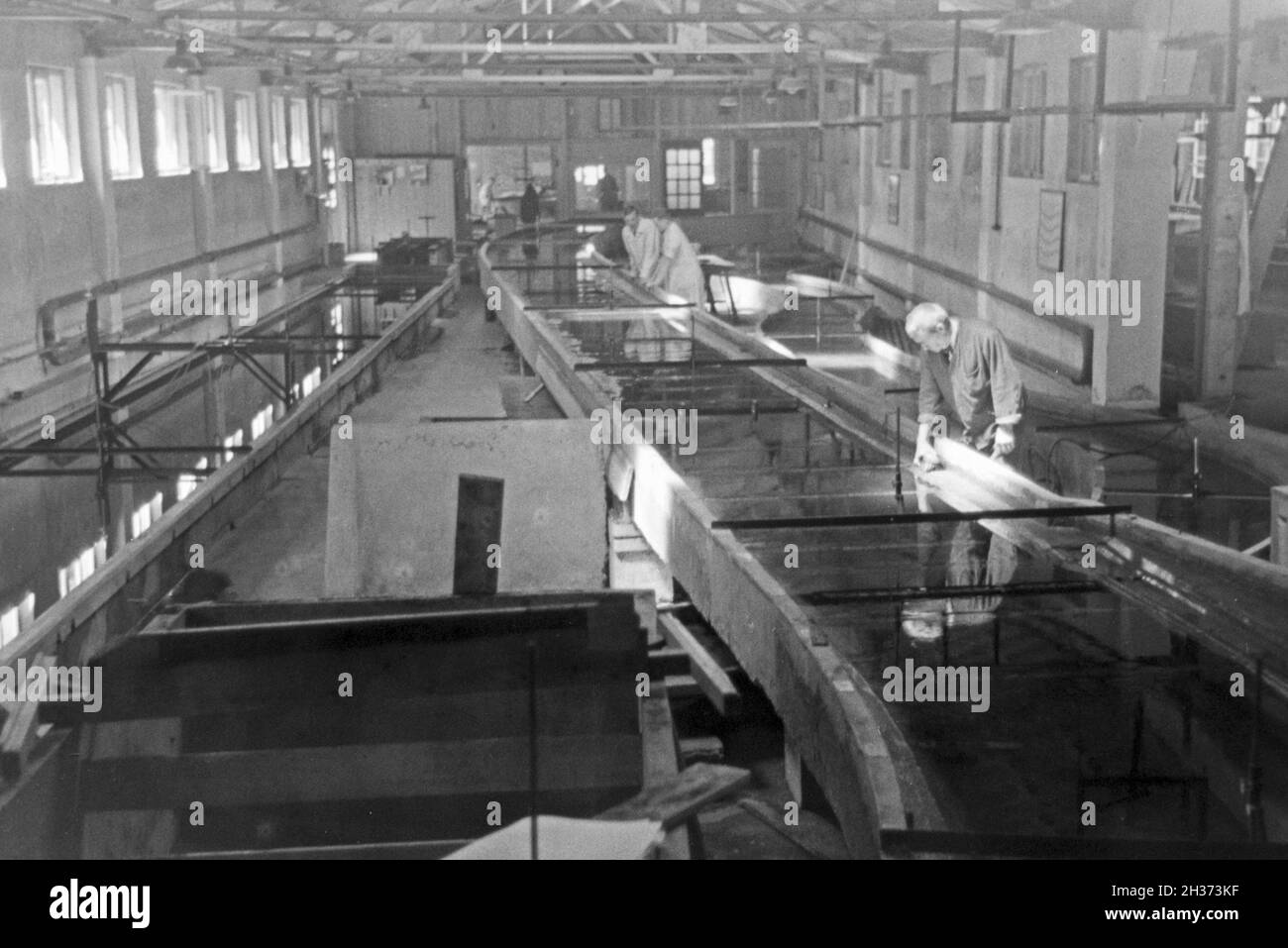 Bei den Mitarbeitern im Flußbau Laboratorium in Karlsruhe, Deutschland, 1930er Jahre. Mitarbeiter der River Engineering Laboratory in Karlsruhe, Deutschland 1930. Stockfoto