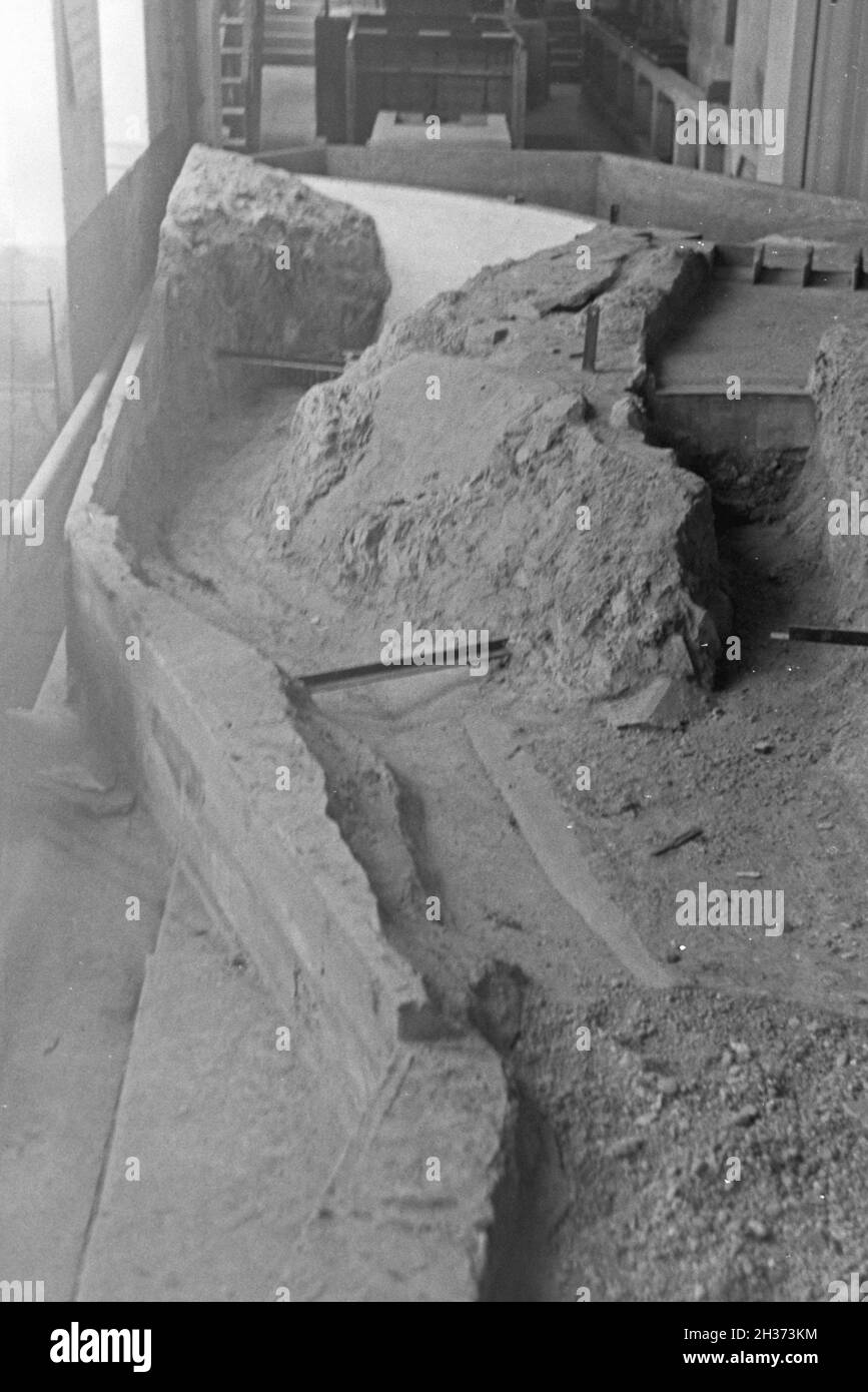 Im Flußbau Laboratorium in Karlsruhe wird ein neuer Flußlauf modelliert, Deutschland 1930er Jahre. Am Fluss Engineering Laboratory in Karlsruhe einen neuen Stream Kurs aufgebaut ist, Deutschland 1930. Stockfoto