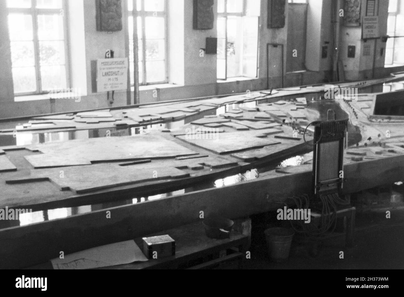 Im Flußbau Laboratorium in Karlsruhe wird ein neuer Flußlauf modelliert, Deutschland 1930er Jahre. Am Fluss Engineering Laboratory in Karlsruhe einen neuen Stream Kurs aufgebaut ist, Deutschland 1930. Stockfoto