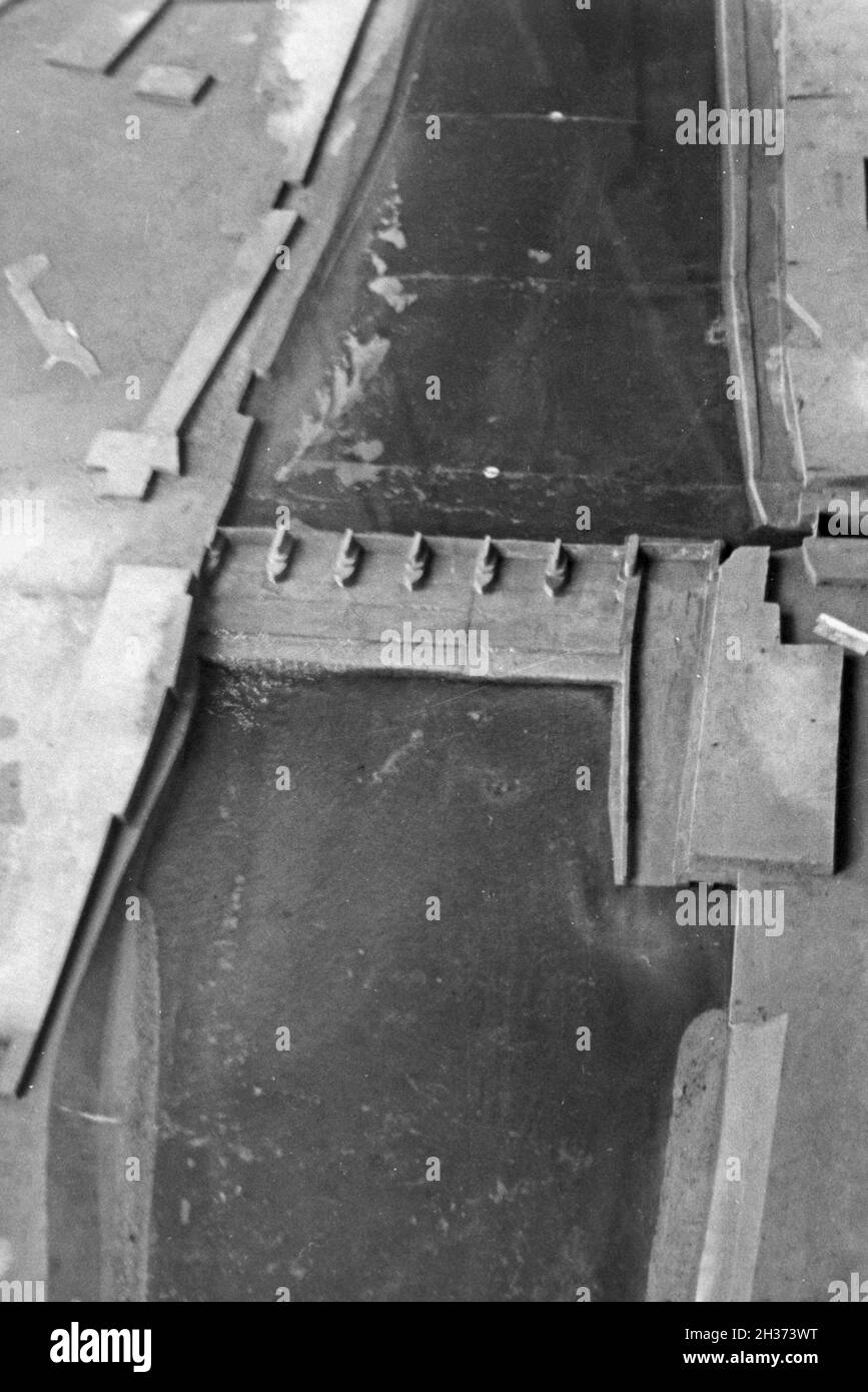 Im Flußbau Laboratorium in Karlsruhe wird ein neuer Flußlauf modelliert, Deutschland 1930er Jahre. Am Fluss Engineering Laboratory in Karlsruhe einen neuen Stream Kurs aufgebaut ist, Deutschland 1930. Stockfoto