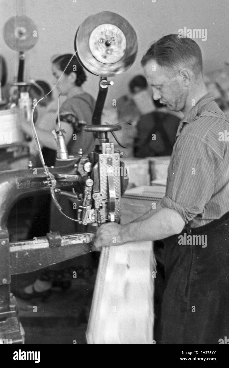 Arbeiter in der Bühler Spankorbfabrik, die die Körper für die Erdbeerte liefert, Deutschland 1930er Jahre. Arbeiter im Fabrikgebäude der Korbfabrik, die die Körbe für die Erdbeerernte in Bühl, Deutschland, 1930er Jahre, produzieren. Stockfoto