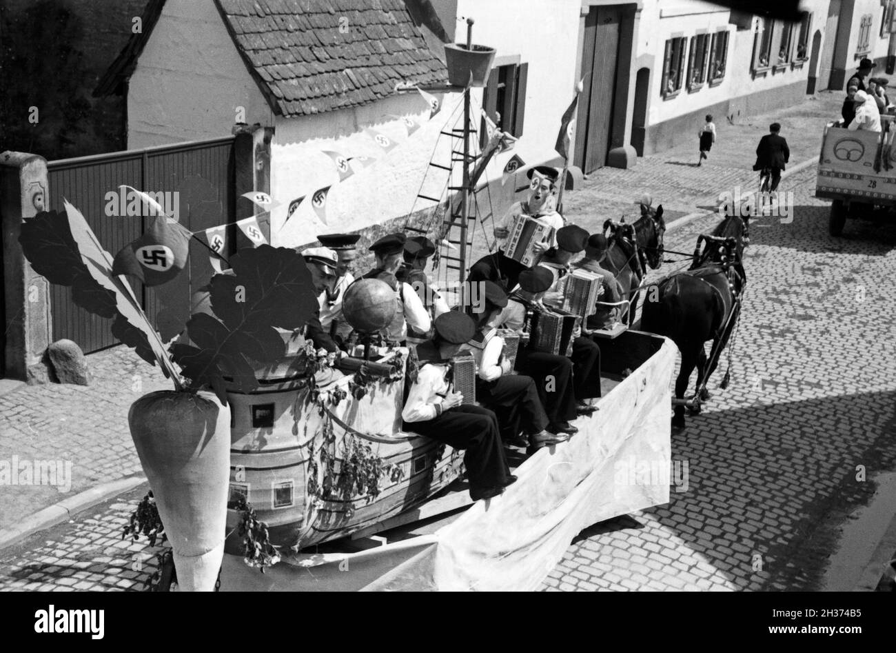 Motivwagen im Festzug zum Rettichfest in Schifferstadt, Deutschland, 1930er Jahre. Pferdekutschen am Pageant der jährlichen Rettich Messe in Schifferstadt, Deutschland 1930. Stockfoto