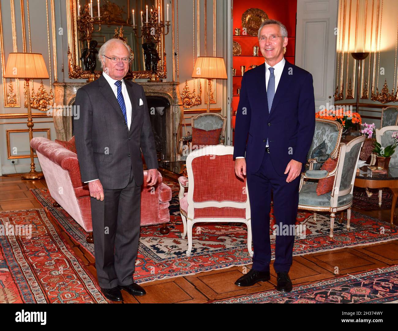STOCKHOLM 20211026 Schwedens König Carl Gustaf und NATO-Generalsekretär Jens Stoltenberg bei einer Audienz auf dem Stockholmer Schloss am Dienstag, 26. Oktober 2021 Foto: Jonas Ekstromer / TT / kod 10030 Stockfoto
