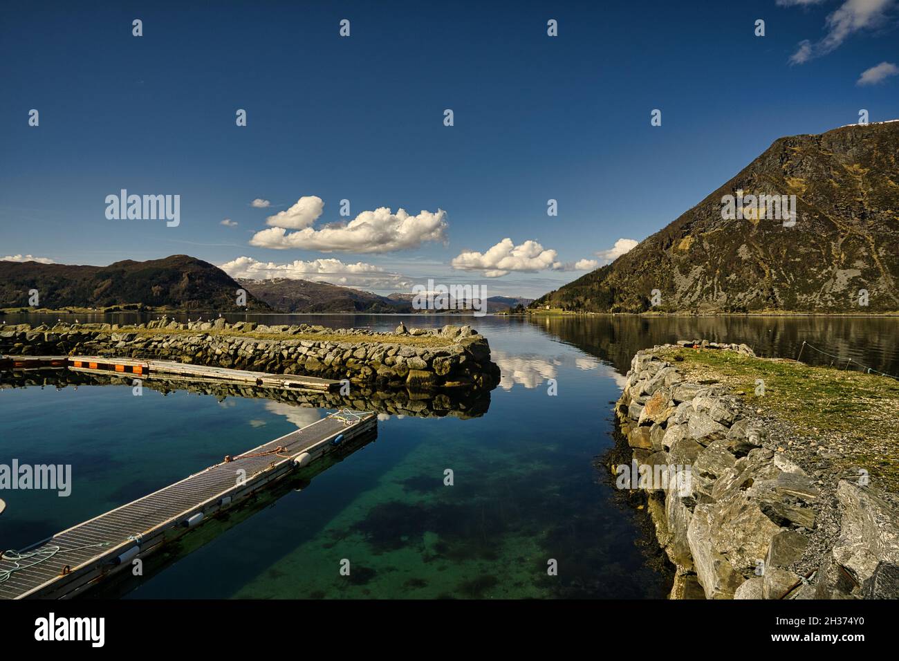 Kleiner Hafen in norwegen am Fjord. Fantastisches Panorama Stockfoto