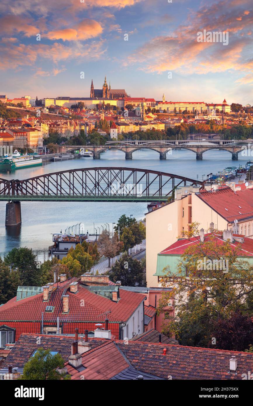 Prag bei Sonnenaufgang. Stadtbild von Prag, Hauptstadt der Tschechischen Republik mit Veitsdom und fünf Brücken über die Moldau bei Herbstsonne Stockfoto