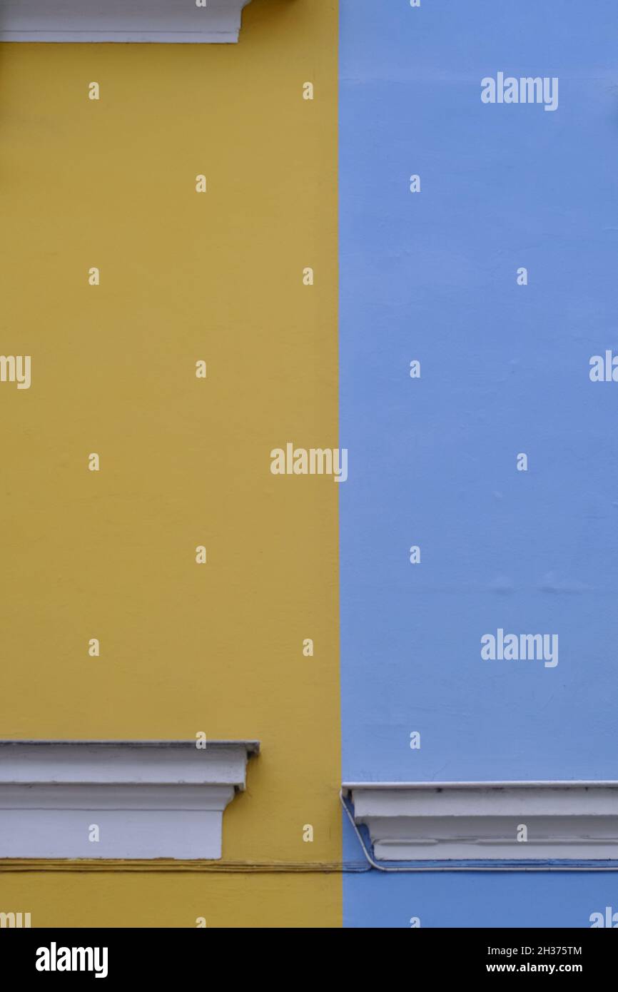 Nahaufnahme eines Wohnhauses in Gelb und Blau an einer berühmten Straße in Paris Frankreich Stockfoto