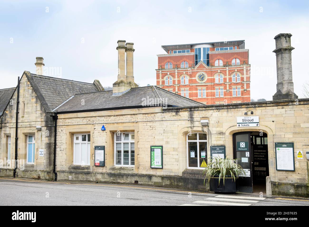 Stroud Railway Station mit Hill Paul in Gloucestershire, Großbritannien Stockfoto