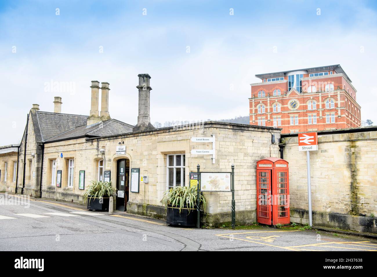Stroud Railway Station mit Hill Paul in Gloucestershire, Großbritannien Stockfoto