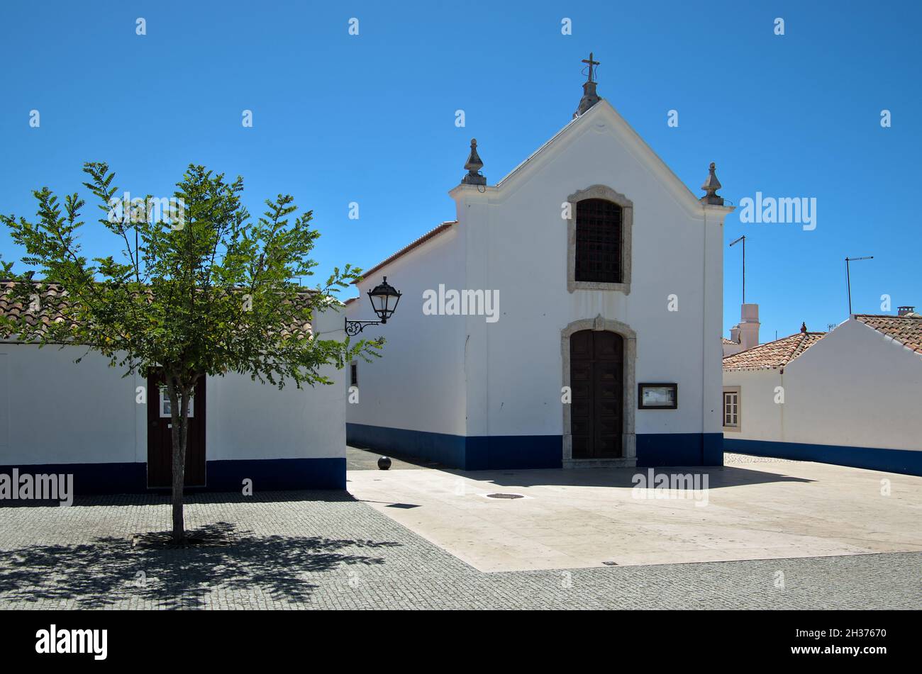 Die Kirche von Porto Covo befindet sich auf dem Hauptplatz dieses kleinen Dorfes Alentejo in Portugal Stockfoto