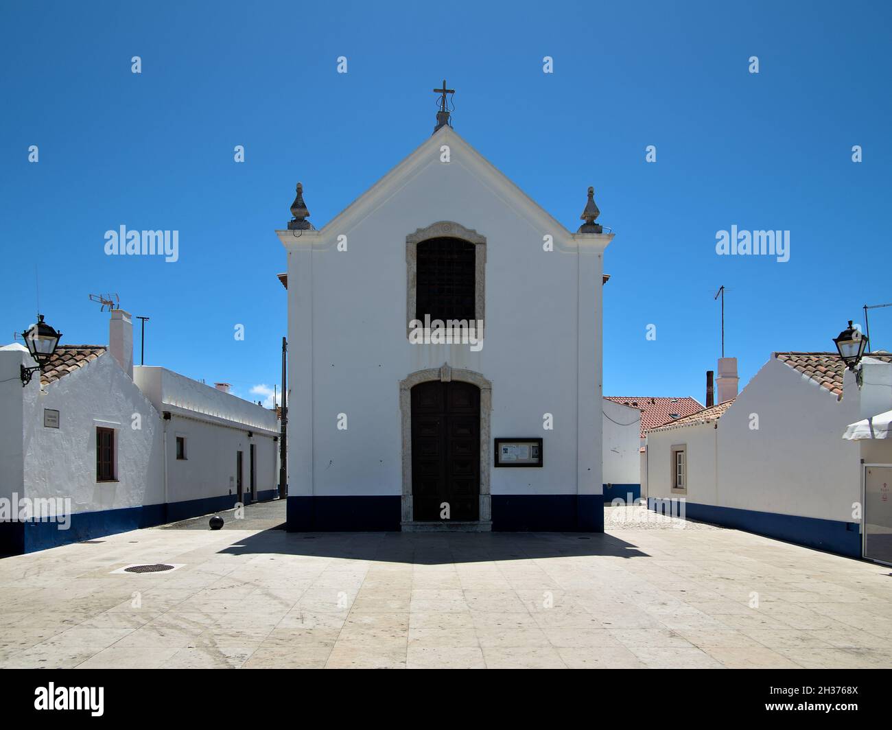 Die Kirche von Porto Covo befindet sich auf dem Hauptplatz dieses kleinen Dorfes Alentejo in Portugal Stockfoto