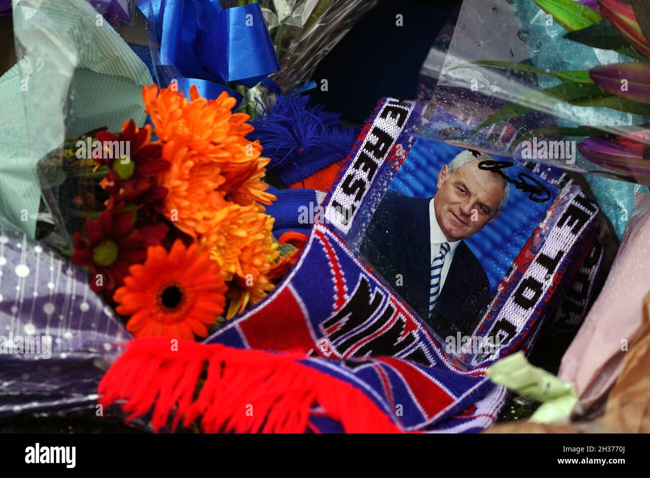 Im Ibrox Stadium werden dem ehemaligen Schottland, den Rangers und dem Everton-Manager Walter Smith, der im Alter von 73 Jahren verstorben ist, Tribute gegeben, wie die Rangers mitteilten. Bilddatum: Dienstag, 26. Oktober 2021. Stockfoto