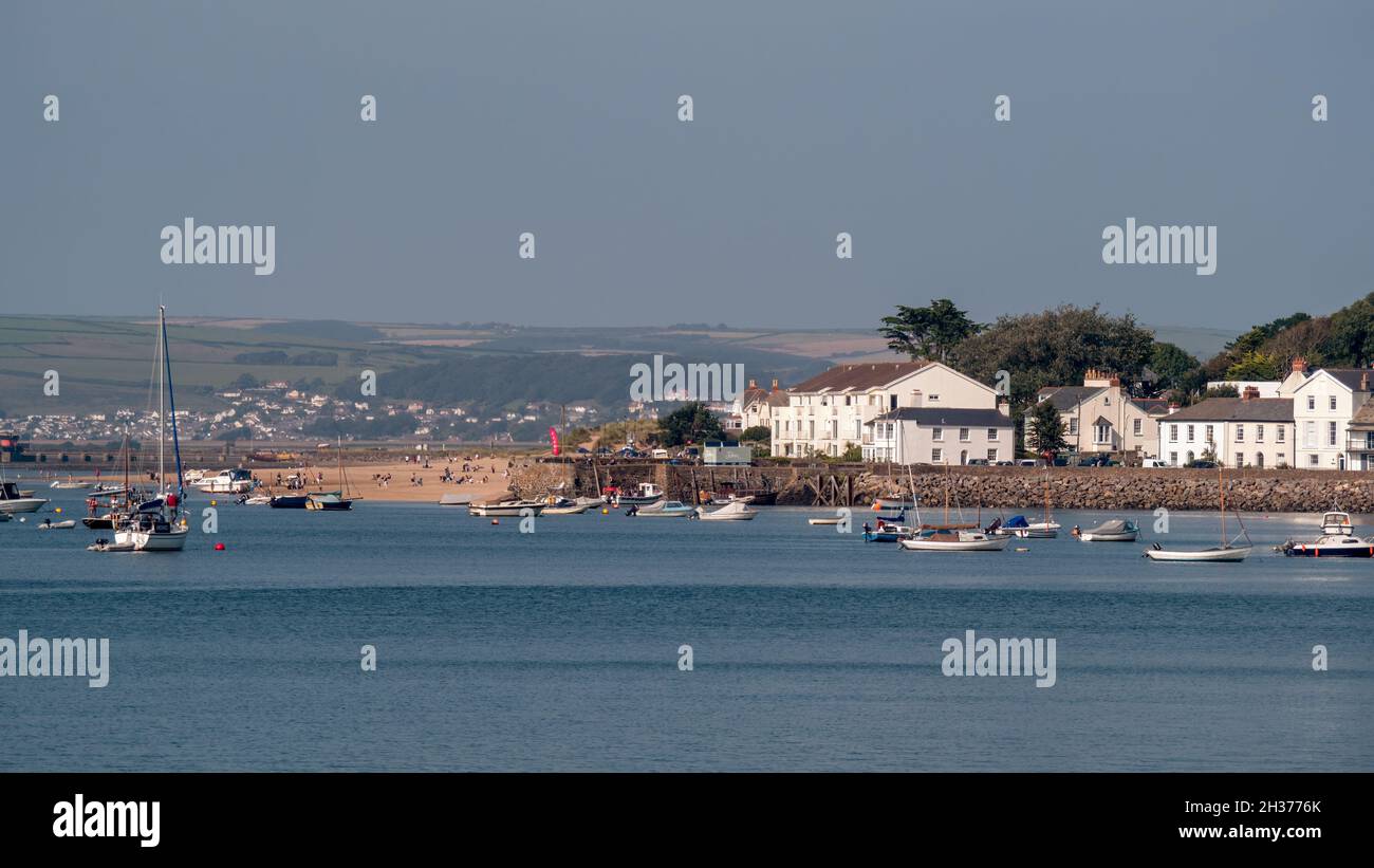 INSTOW, DEVON, ENGLAND - SEPTEMBER 3 2021: Instow von der anderen Seite des Torridge in Devon aus gesehen. Stockfoto