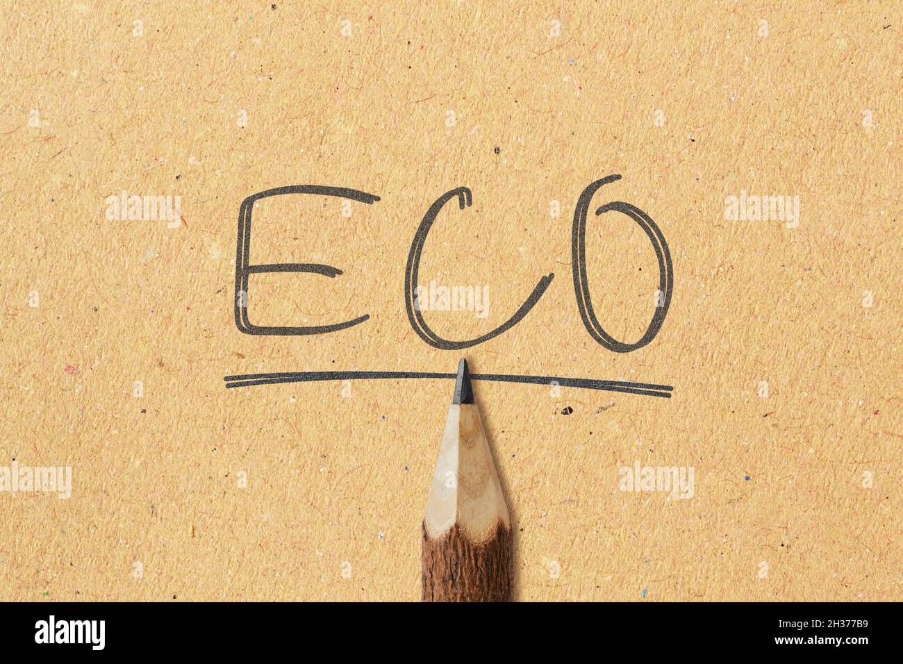 Das Wort Eco mit Holzbleistift pn recyceltem Papier Hintergrund - Konzept der Ökologie Stockfoto