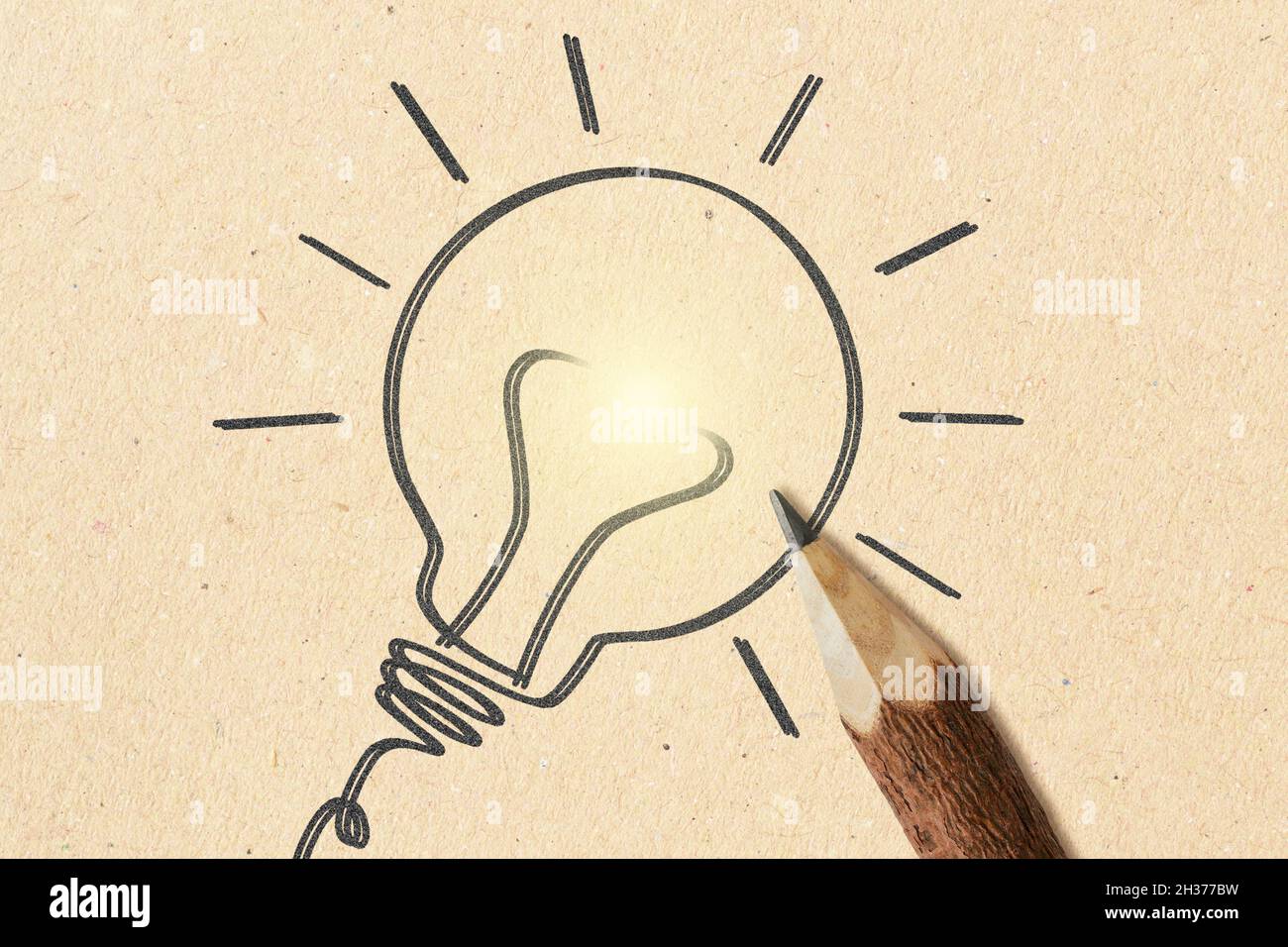 Handgezeichnete Glühbirne mit Holzstift auf rezyled Papier Hintergrund - Konzept der kreativen Idee und Ökologie Stockfoto