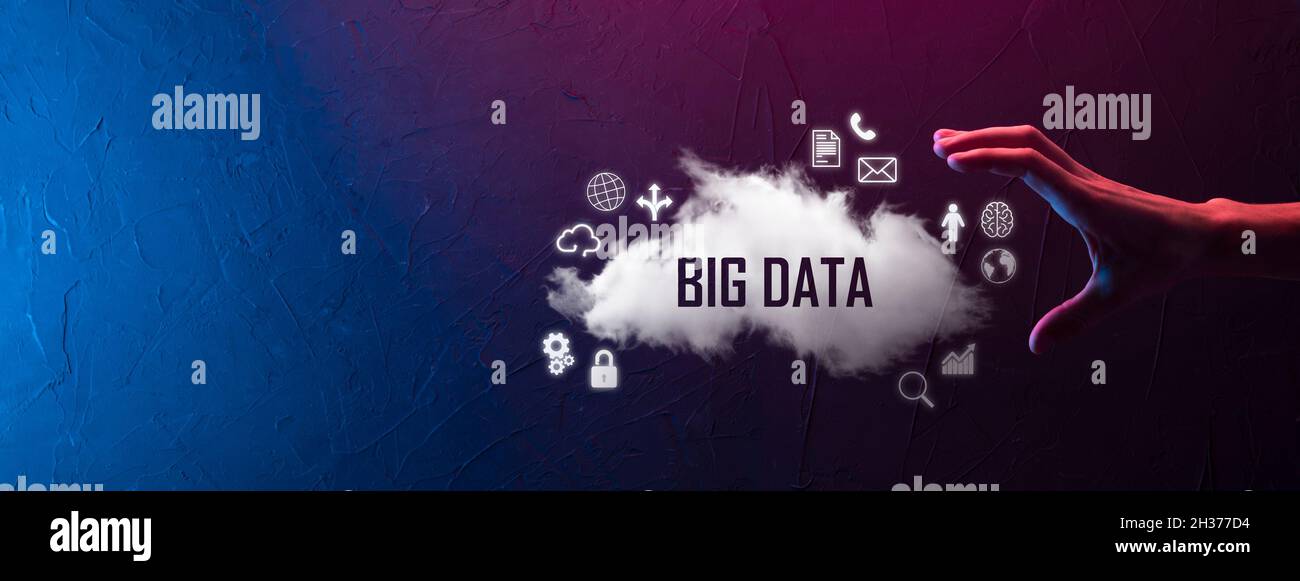 Geschäftsmann hält die Inschrift , Wort BIG DATA . Vorhängeschloss, Gehirn, Mann, Planet, Graph, Lupe, Zahnräder, Symbol für Cloud, Grid, Dokument, Brief, Telefon Stockfoto