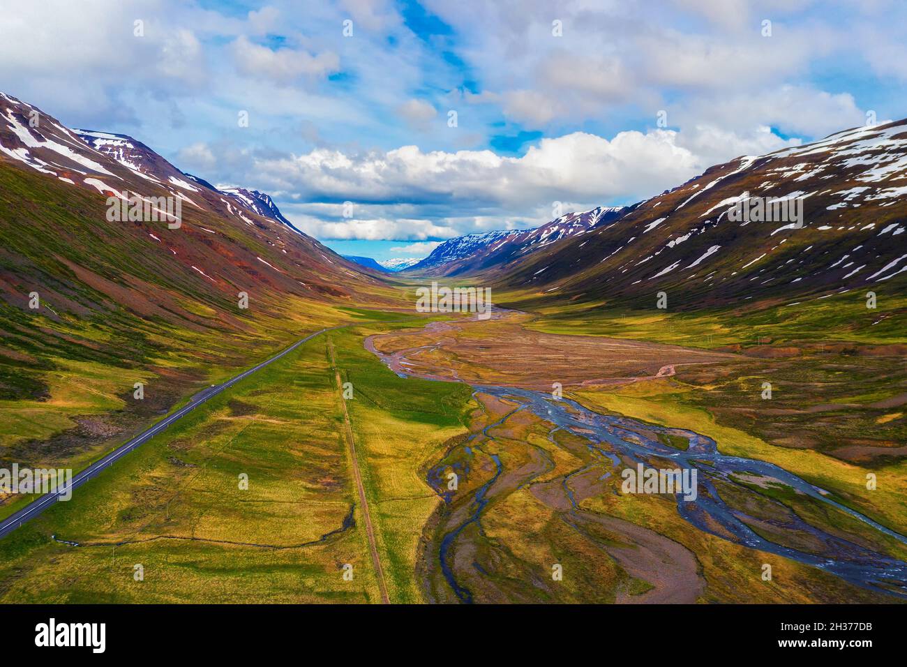 Luftaufnahme einer Straße durch isländische Landschaft Stockfoto