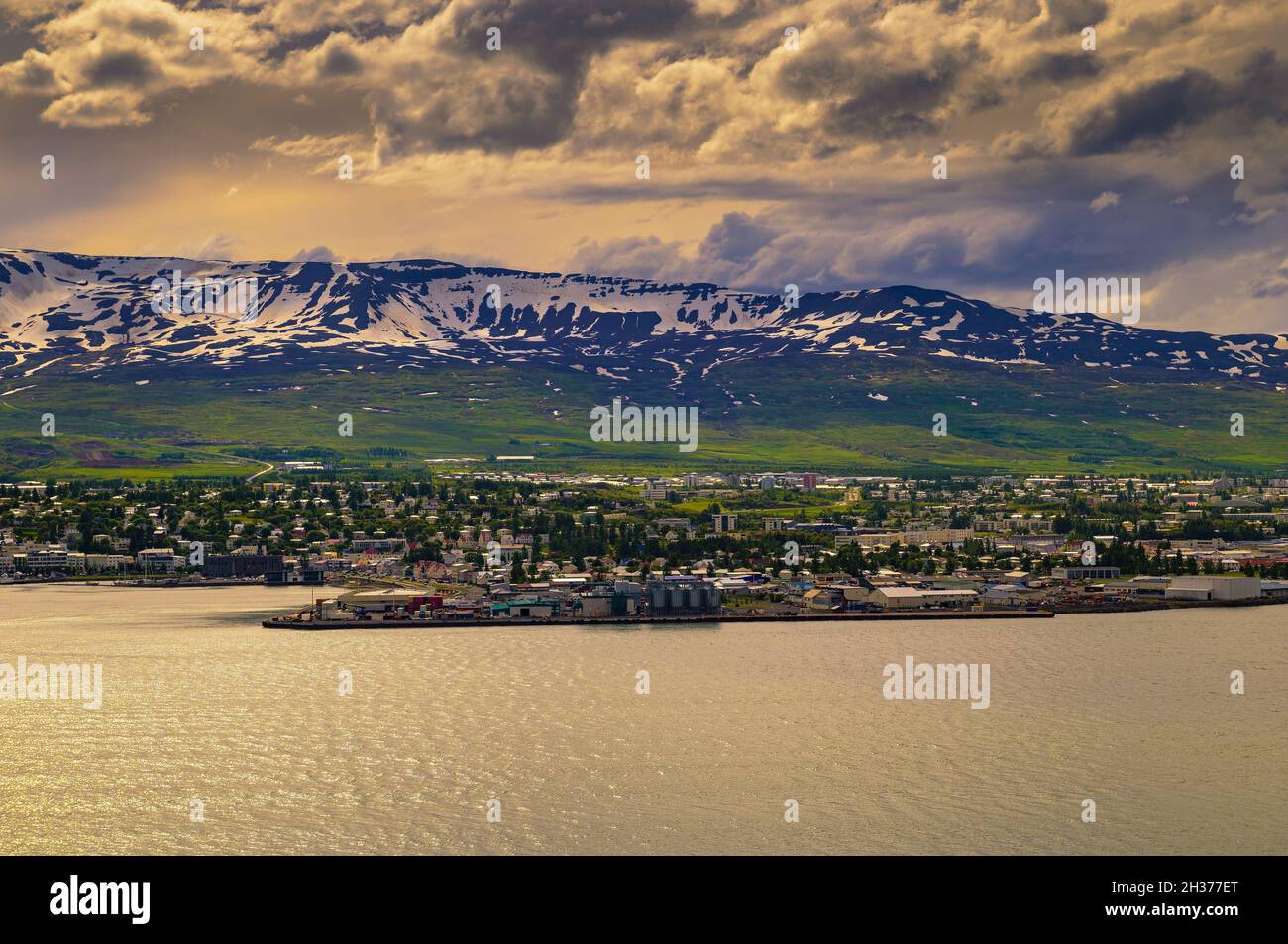 Stadt Akureyri mit schneebedeckten Bergen und Fjord Eyjafjordur im Norden Islands Stockfoto