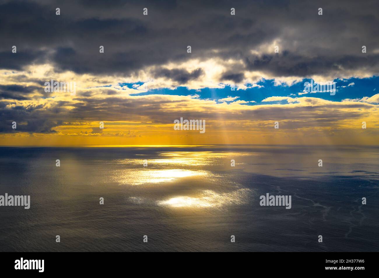 Luftaufnahme des Sonnenuntergangs über dem Atlantischen Ozean von Madeira, Portugal Stockfoto