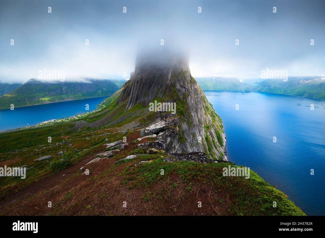 Segla-Berg auf der Insel Senja im Norden Norwegens vom Hesten-Pfad aus gesehen Stockfoto