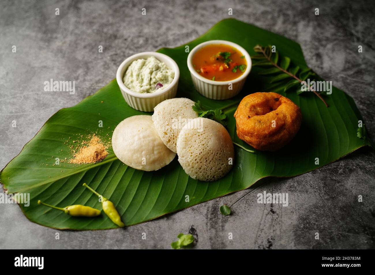 Vegetarisches südindisches Frühstück Thali - Idli vada sambar Chutney Stockfoto