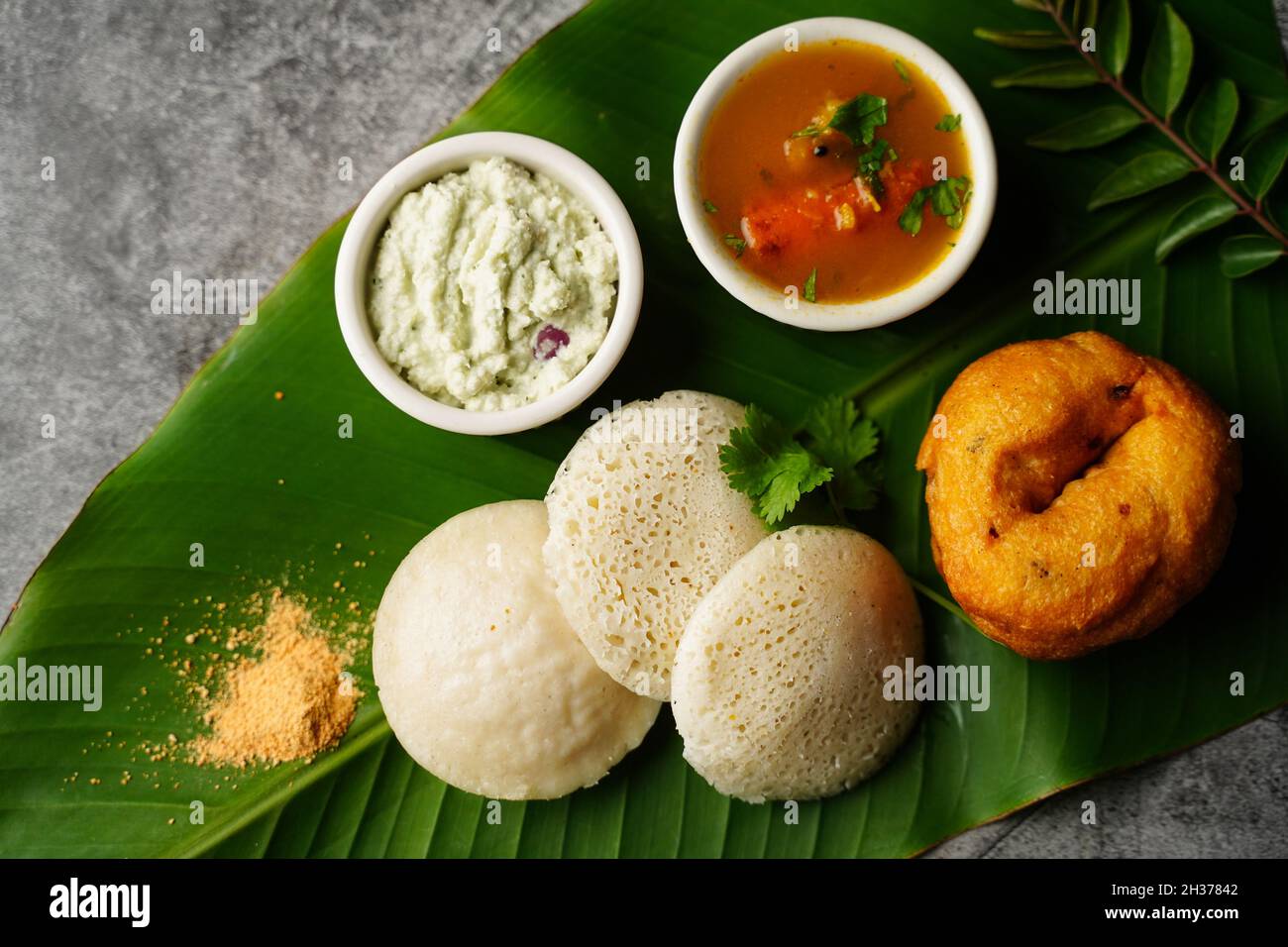 Vegetarisches südindisches Frühstück Thali - Idli vada sambar Chutney Stockfoto