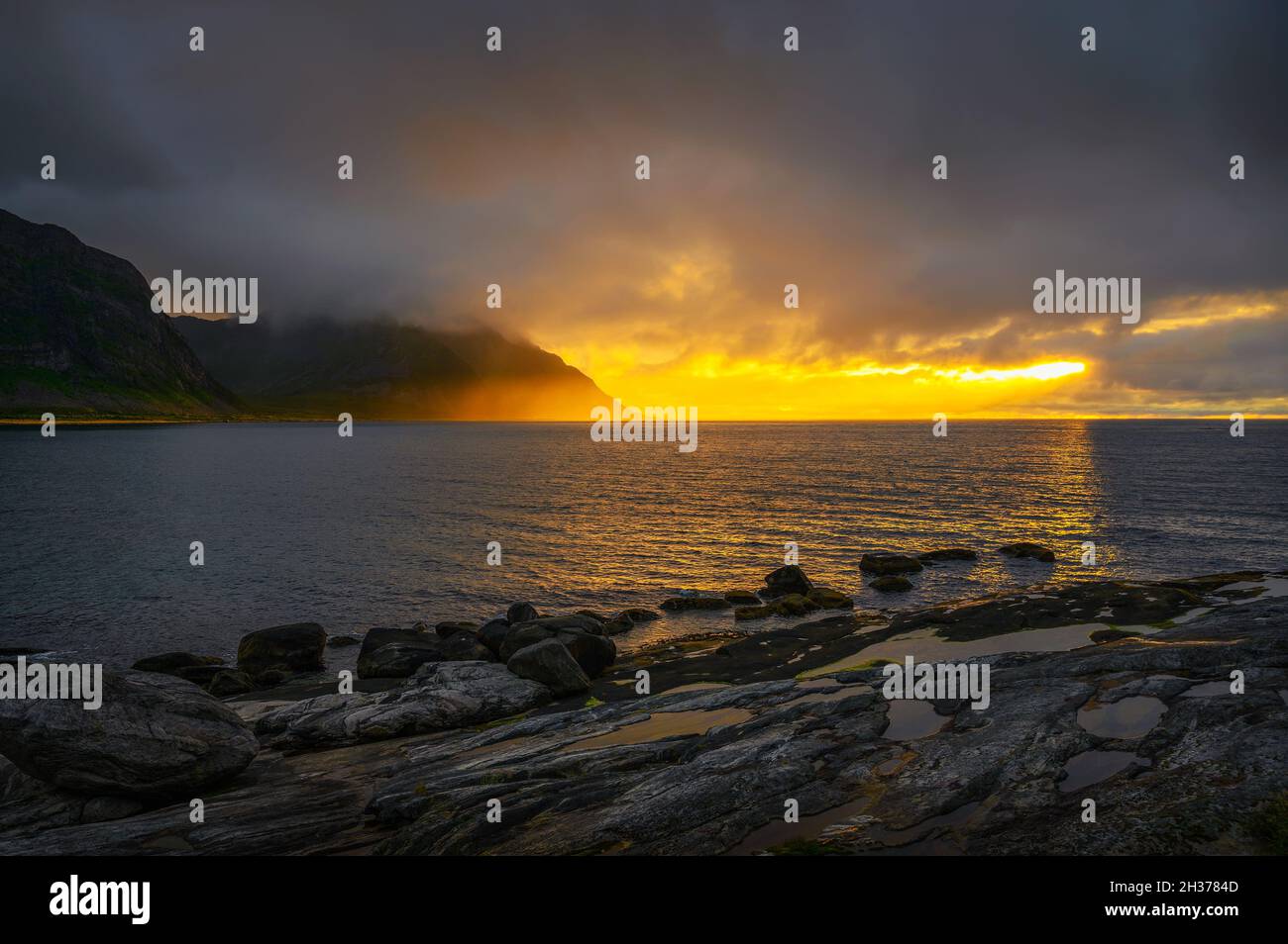 Sonnenuntergang über dem Strand von Tungeneset auf der Insel Senja im Norden Norwegens Stockfoto