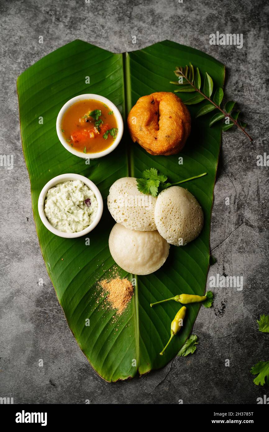 Vegetarisches südindisches Frühstück Thali - Idli vada sambar Chutney Stockfoto