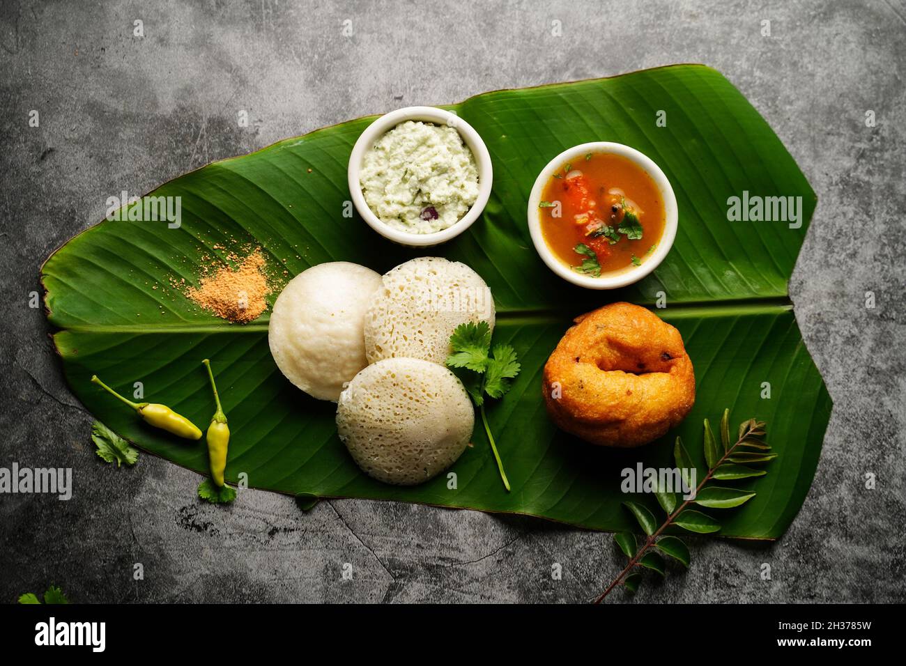 Vegetarisches südindisches Frühstück Thali - Idli vada sambar Chutney Stockfoto