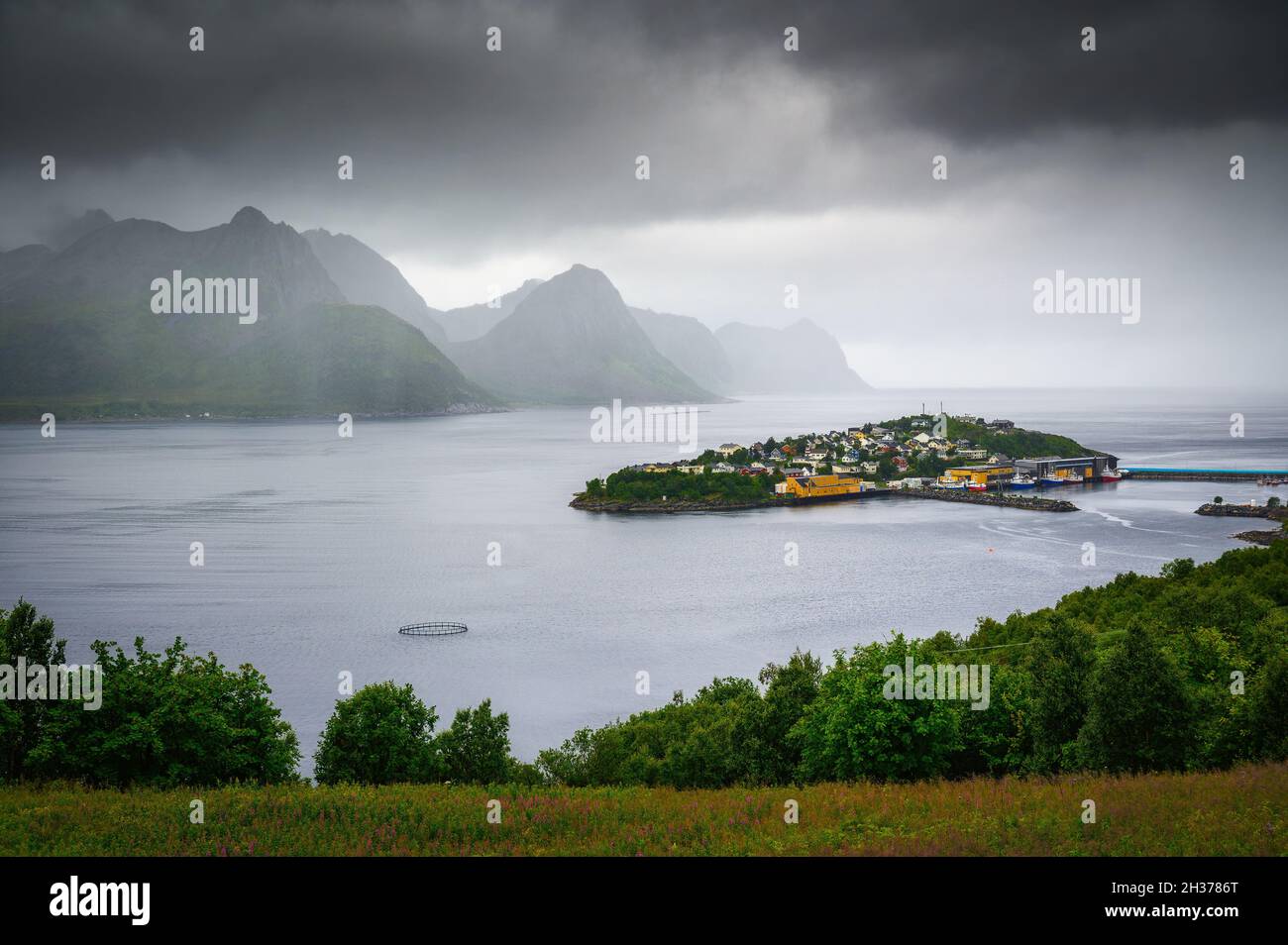 Husoy Fischerdorf auf der Senja Insel in Norwegen mit in schweren Wolken Stockfoto