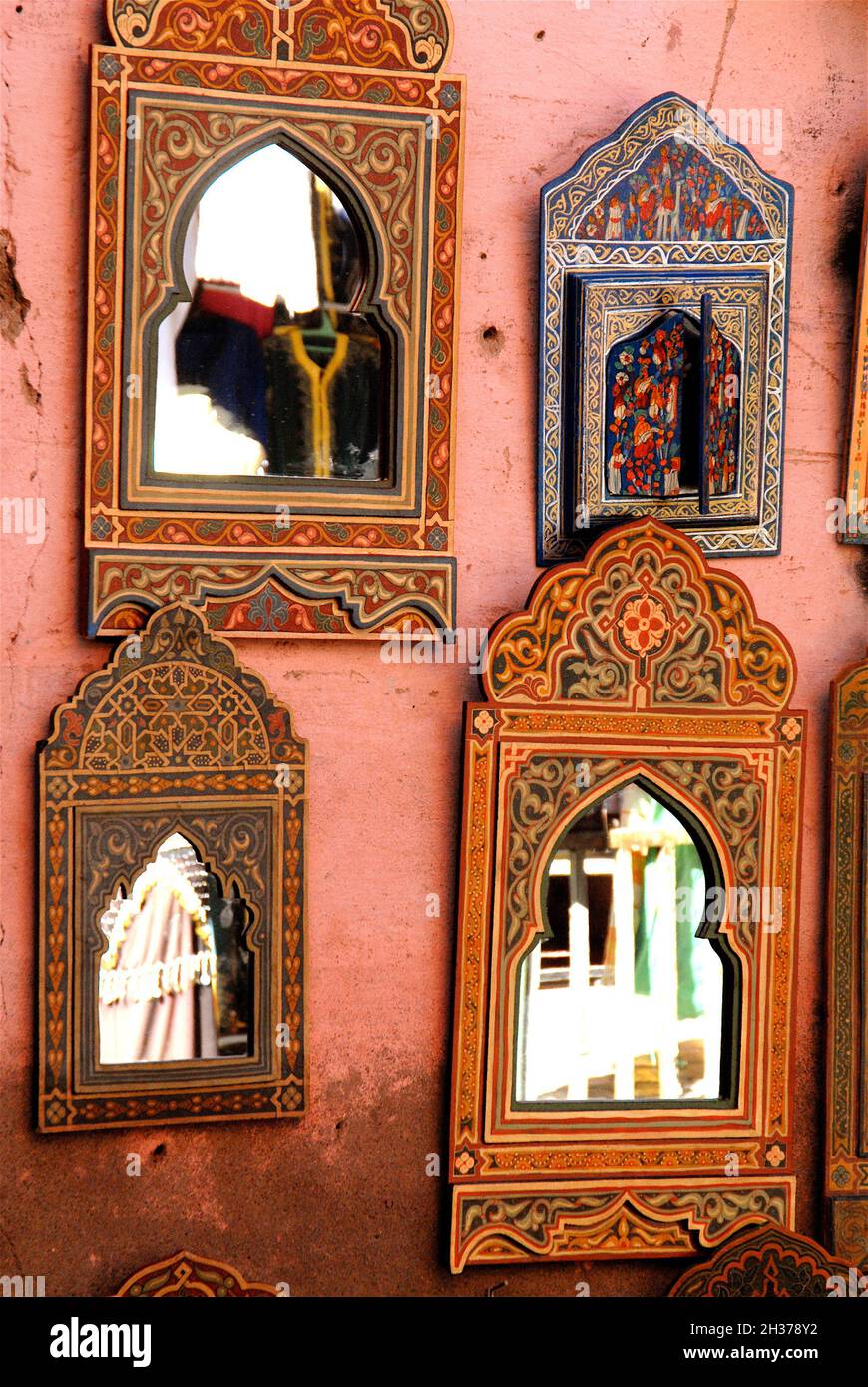 MAROKKO, MARRAKESCH MEDINA, DIE SOUKS VON MARRAKESCH SIND BERÜHMT FÜR DIE VIELFALT IHRER PRODUKTE Stockfoto