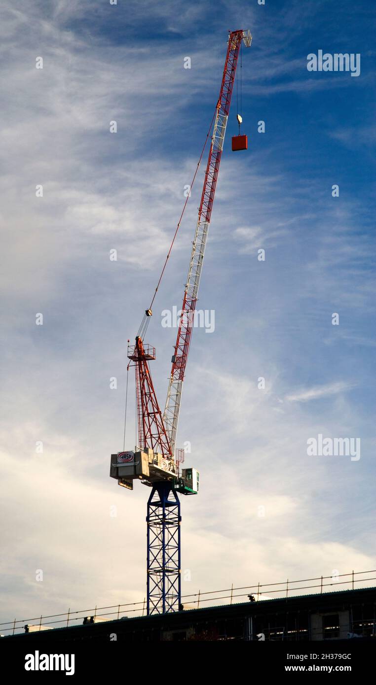 Ein hoher, gegenbalancierter Turmdrehkran Stockfoto