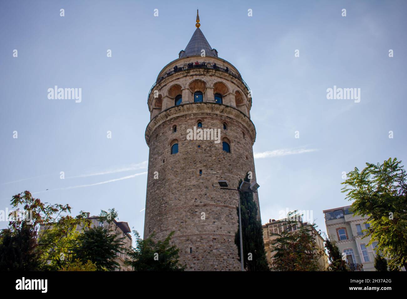 Sishane, Istanbul, Türkei-Oktober-Samstag-2021: Blick auf den Galata Tower mit blauem Himmel und unterer Aufnahme Stockfoto