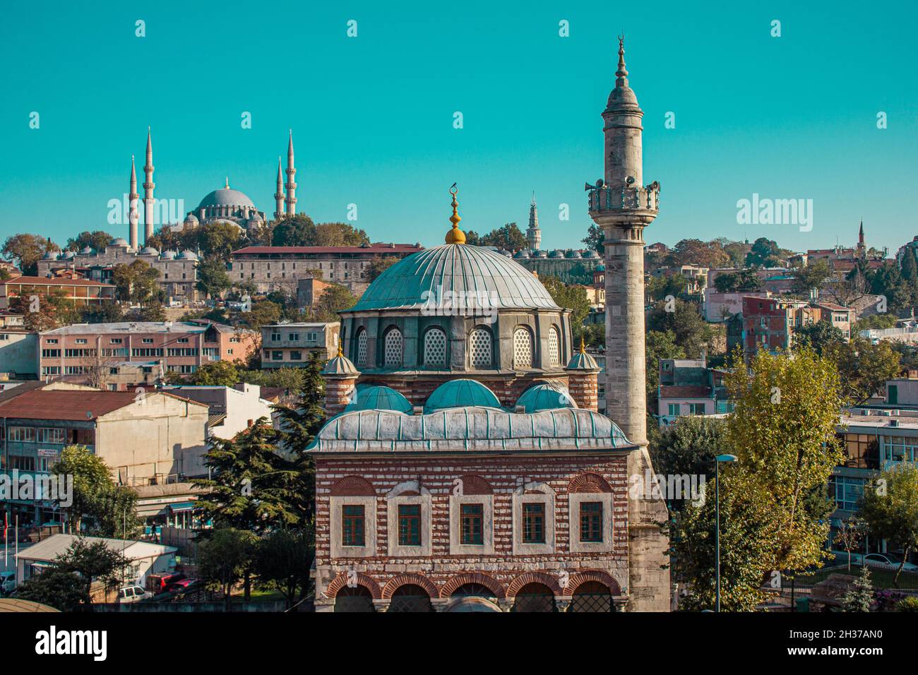 Fatih, Istanbul, Türkei-Oktober-Samstag-2021: Berühmte Moscheen. Blick von oben auf die Skyline der Stadt Stockfoto