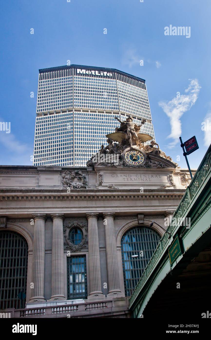 NEW YORK, NY, USA -21. SEPTEMBER 2009: Grand Central Terminal-Architektur mit MetLife-Gebäude in New York City. Stockfoto