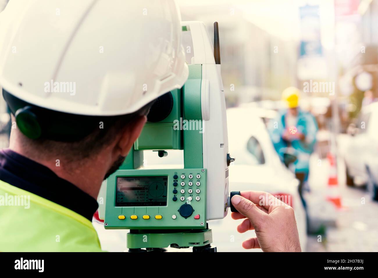 Ingenieurvermesser, der auf der Baustelle mit Theodolit arbeitet Stockfoto