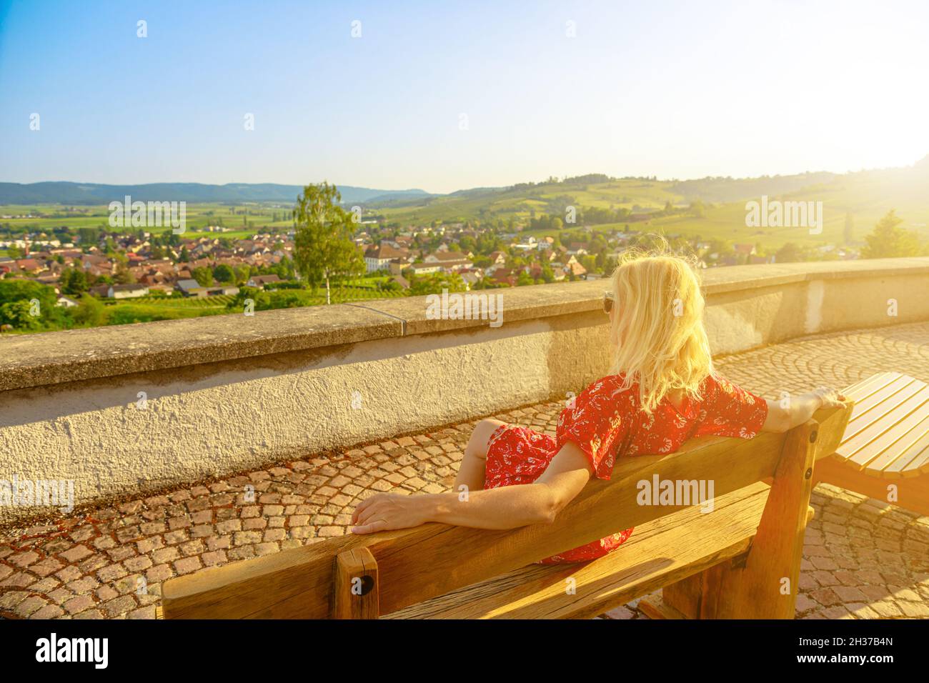 Tourist Frau im Urlaub in den Weinbergen Terrassen. Panoramalandschaft bei Sonnenuntergang in Hallau im Kanton Schaffhausen in der Schweiz. Stockfoto
