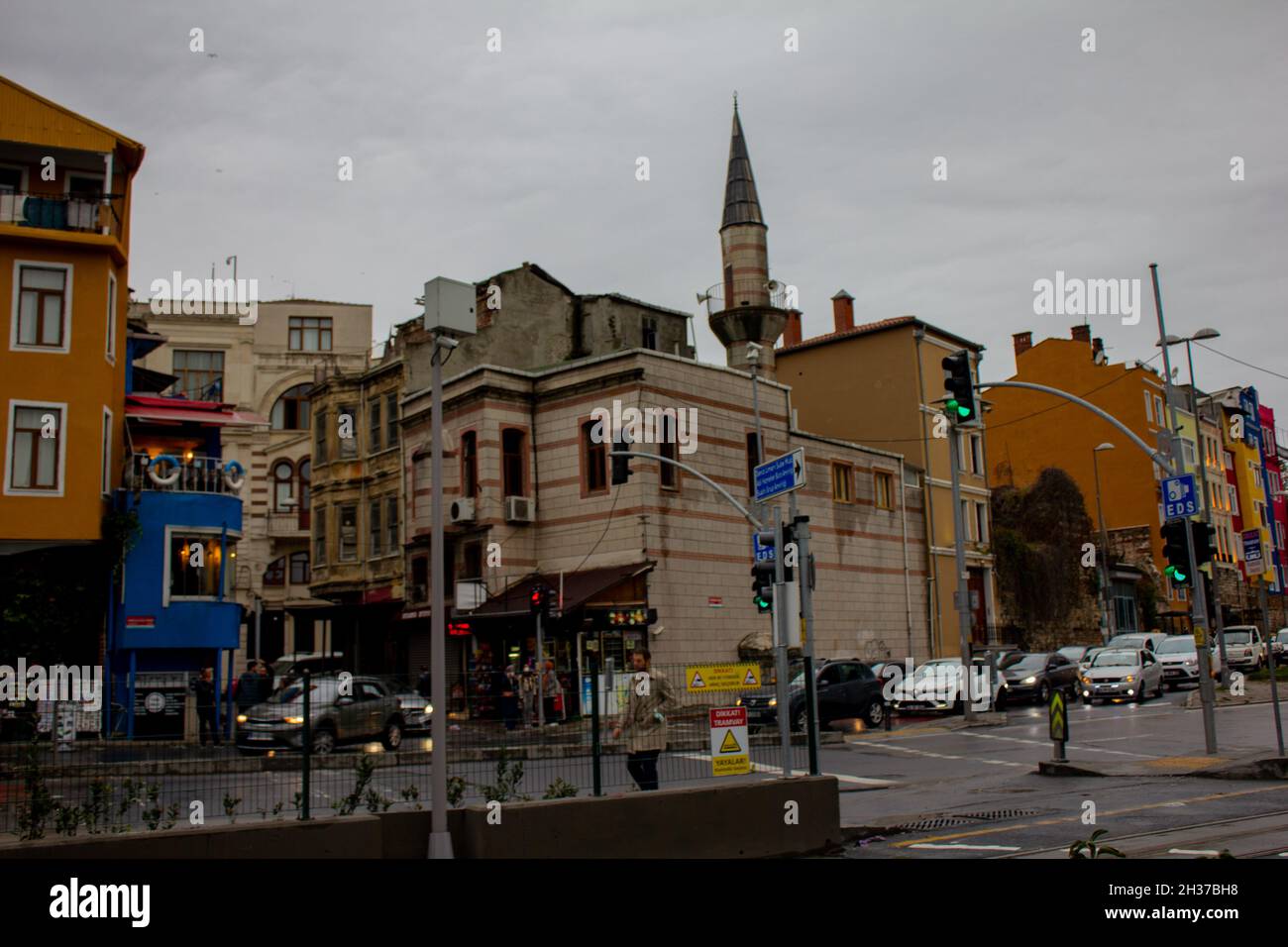 Balat, Fatih, Istanbul, Türkei-Oktober-Samstag-2021: Wolkiges Wetter. Balat, berühmt für seine bunten und alten Häuser. Blaue, gelbe und rote Geschichte Stockfoto