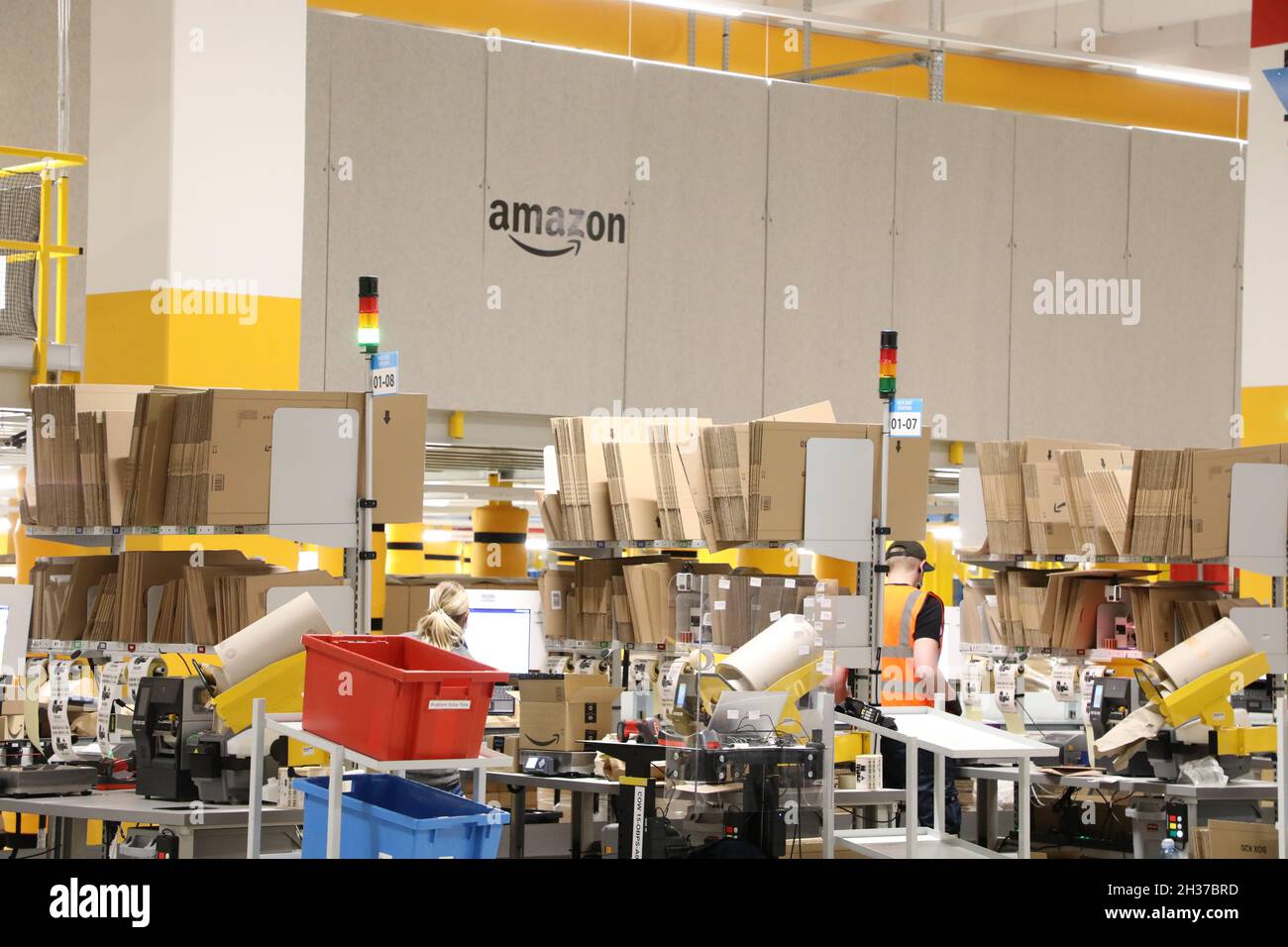 Gera, Deutschland. Oktober 2021. Das Logistikzentrum von Amazon hat seine  Arbeit am 30. August 2021 aufgenommen. Bisher sind hier mehr als 1000  Mitarbeiter beschäftigt. (Mit einer Drohne aufgenommen) Quelle: Bodo  Schackow/dpa-Zentralbild/dpa/Alamy Live