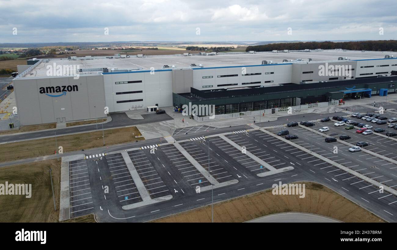 Gera, Deutschland. Oktober 2021. Das Logistikzentrum von Amazon hat seine  Arbeit am 30. August 2021 aufgenommen. Bisher sind hier mehr als 1000  Mitarbeiter beschäftigt. (Luftaufnahme mit einer Drohne) Quelle: Bodo  Schackowdpa-ZentralbilddpaAlamy Live