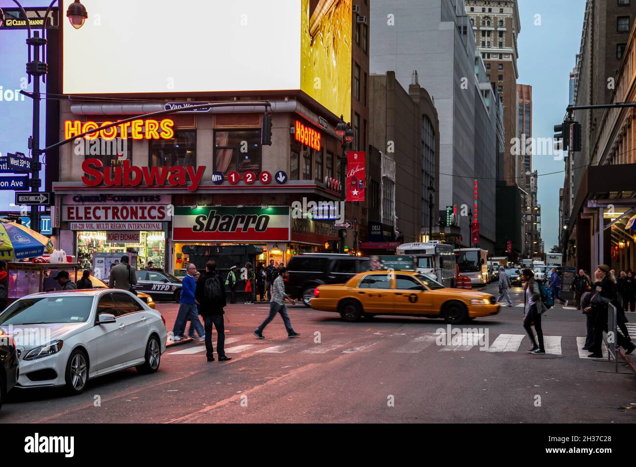 NEW YORK, NY, USA - 5. NOVEMBER 2014: Geschäftige Straße zur Hauptverkehrszeit in der Nähe der Seventh Avenue rund um den Madison Square Garden in New York City mit Abendl Stockfoto