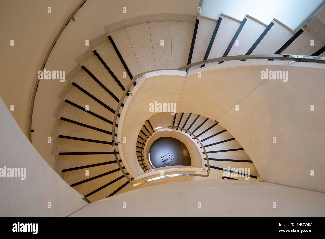 Treppe in der Tate Britain, London England Stockfoto