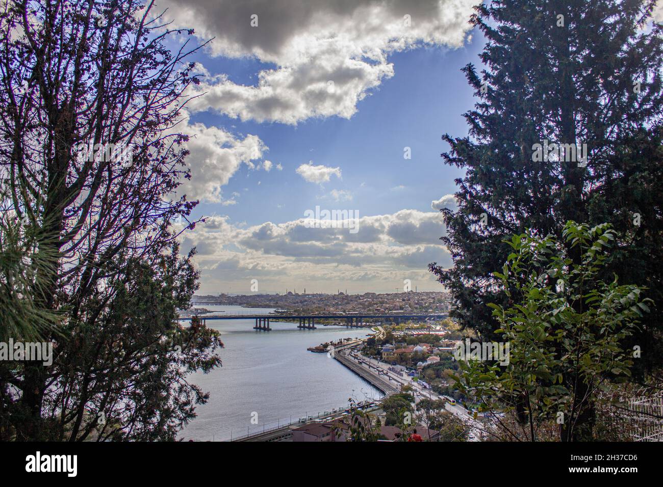 Eyüp,Istanbul,Türkei-Oktober-Mittwoch-2021: Blick auf das Goldene Horn. Blick auf die Stadt vom Hügel Pierre Loti. Draufsicht Stockfoto