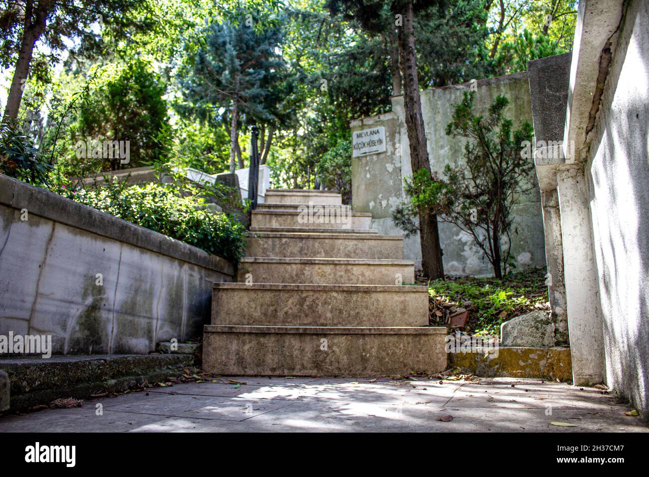 Eyup, Istanbul, Türkei-Oktober-Mittwoch-2021: Grüne Bäume und Treppen im Inneren des Friedhofs Stockfoto