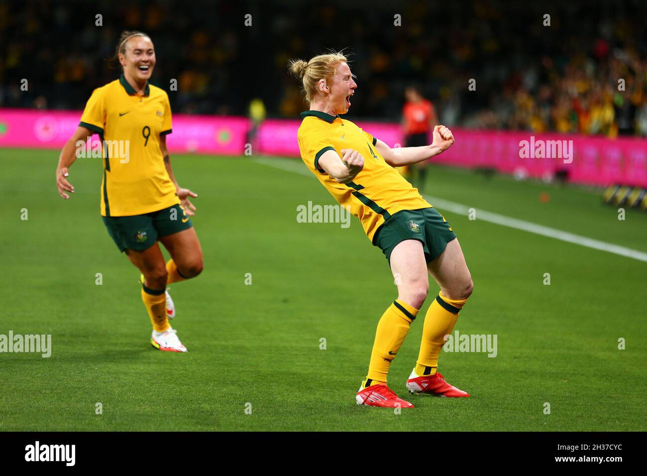 26. Oktober 2021; CommBank Stadium, Parramatta, New South Wales, Australien; Womens International Football Friendly, Australien gegen Brasilien; Clare Polkinghorne aus Australien läuft zu den Matildas-Fans, um das Tor zum Auftakt zu feiern Stockfoto